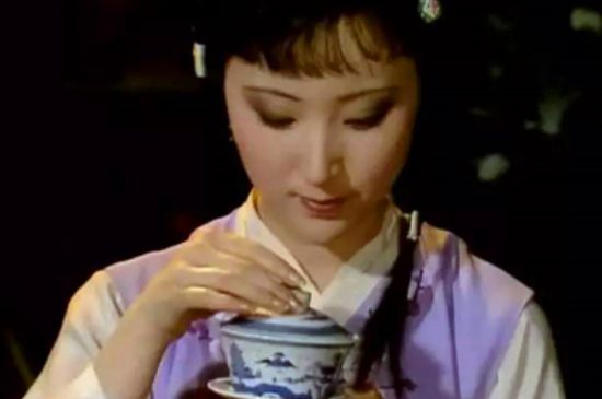 女士喝茶優(yōu)雅姿勢，女士正確喝茶姿勢禮儀