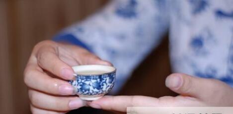 女士喝茶的手勢(shì)，女人正確喝茶手勢(shì)姿勢(shì)圖
