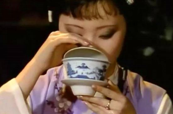 女士喝茶優(yōu)雅姿勢，女士正確喝茶姿勢禮儀