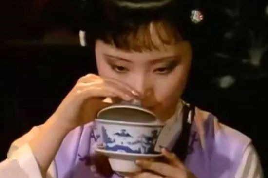 女士喝茶優(yōu)雅姿勢，女士正確喝茶姿勢禮儀