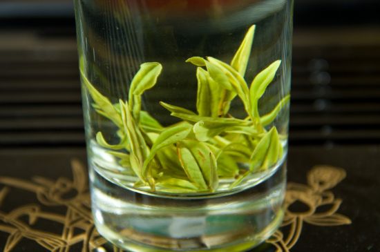 安吉白茶冷藏好還是冷凍好？這個(gè)需要根據(jù)存放時(shí)間來選擇