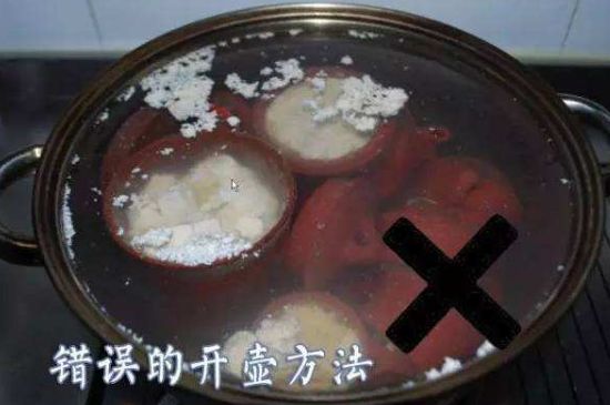 開壺放豆腐是錯(cuò)誤的，新買的紫砂壺正確開壺建議