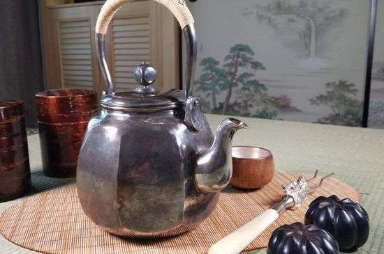 銀壺泡茶后為什么會變黑，銀壺內(nèi)膽發(fā)黑怎么辦