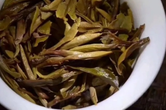 老白茶上火還是去火？夏季喝煮的老白茶會(huì)容易上火！