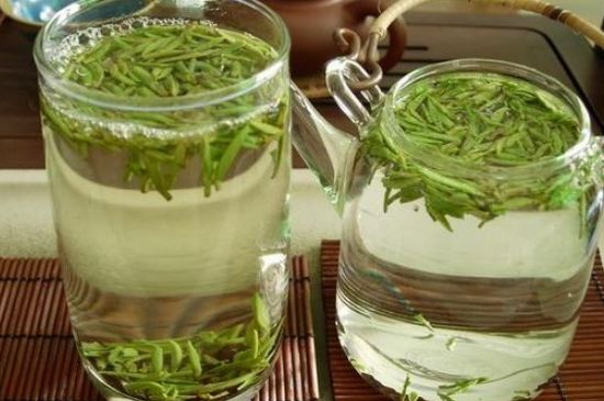 竹葉青和雀舌哪個(gè)貴，竹葉<a href=http://www.cikucha.com/fenlei/wulongcha/ target=_blank class=infotextkey>青茶</a>貴嗎？