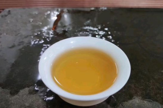 新舊白茶怎么區(qū)分，怎么分辨白茶是新還是舊
