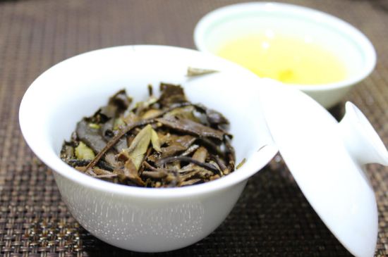 怎么撬老白茶茶餅不容易碎，福鼎白茶如何撬茶方法