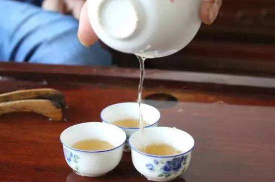 鴨屎香單叢雪片茶的特點，鳳凰雪片茶有什么特點？