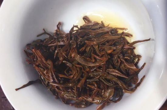 女人喝紅茶好還是喝普洱茶好，普洱茶和紅茶哪個適合女人喝