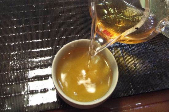 女人喝金駿眉的好處和壞處，女性喝金駿眉可減肥養(yǎng)顏