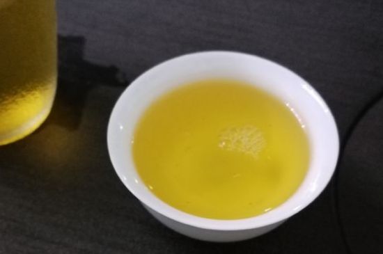 女人喝金駿眉的好處和壞處，女性喝金駿眉可減肥養(yǎng)顏