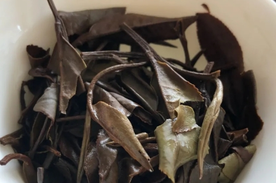 老白茶上火還是去火？夏季喝煮的老白茶會(huì)容易上火！