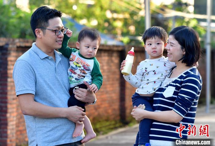 在長(zhǎng)汀這十年，張?jiān)酪彩斋@了愛情。2015年，他與客家妹子董仁花組成了溫暖的小家庭，如今已經(jīng)有了兩個(gè)可愛的寶寶?！埍?攝